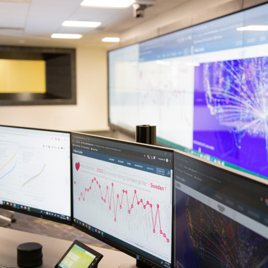 computer and displayscreens in the DSC's Visualization Lab